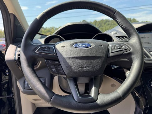 Used 2017 Ford Escape Titanium image 3