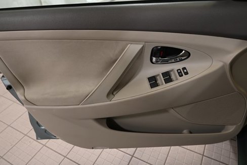 Used 2011 Toyota Camry image 18