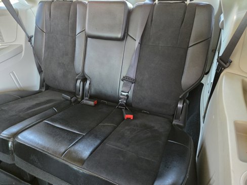 Used 2016 Chrysler Town & Country Limited image 10