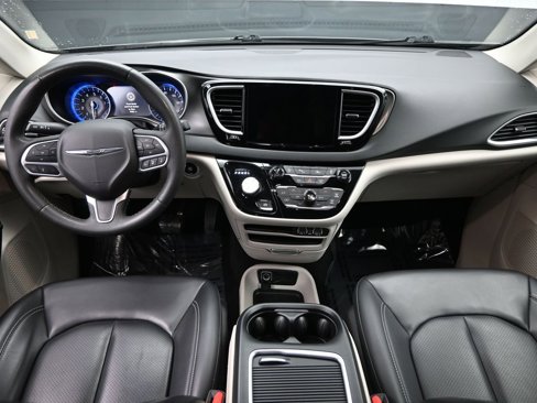 Used 2023 Chrysler Pacifica Touring-L image 23