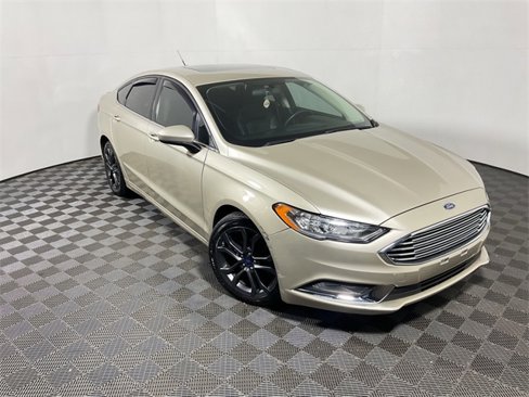 Used 2018 Ford Fusion SE w/ Equipment Group 201A image 4