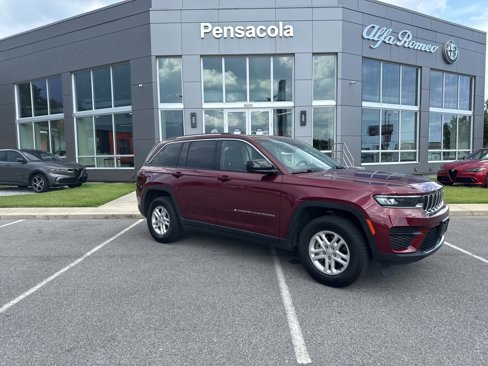 Used 2023 Jeep Grand Cherokee Laredo image 1