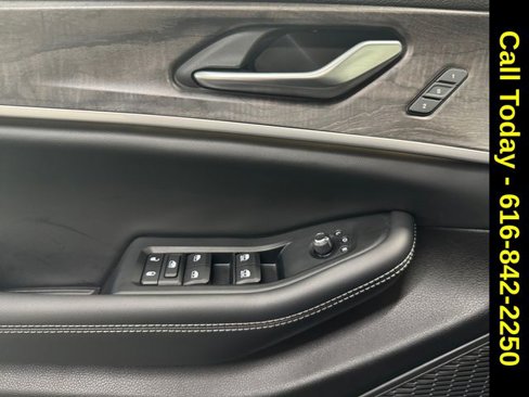 Used 2023 Jeep Grand Cherokee Limited image 8