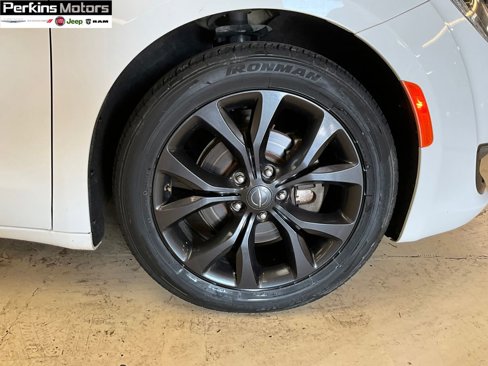Used 2020 Chrysler Pacifica Touring w/ S Appearance Package image 14