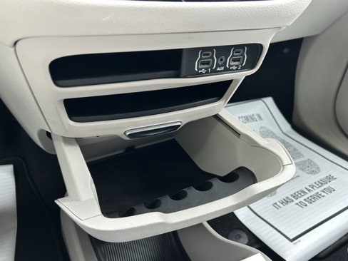 Used 2023 Chrysler Voyager LX image 28