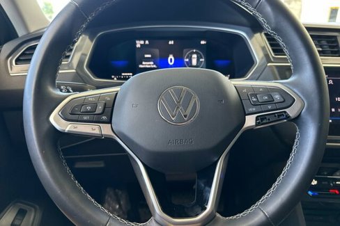 Used 2022 Volkswagen Tiguan SE w/ Panoramic Sunroof Package image 23