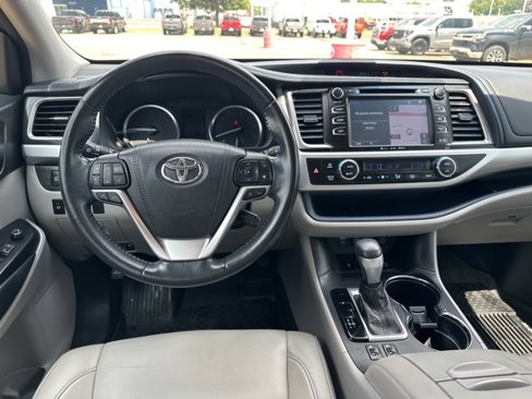 Used 2018 Toyota Highlander XLE image 17