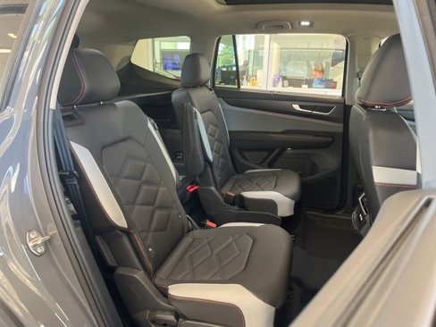 New 2025 Volkswagen Atlas Peak Edition SE image 33