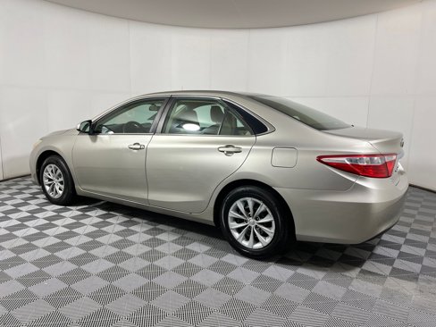 Used 2015 Toyota Camry LE image 2