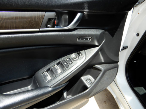 Used 2018 Honda Accord Touring image 19