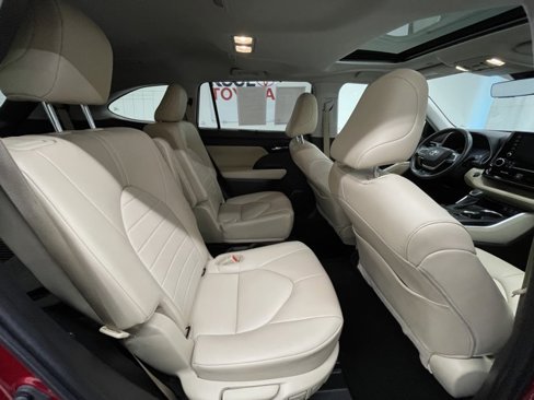 Certified 2022 Toyota Highlander XLE image 6