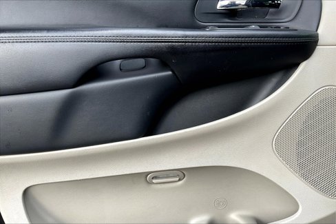 Used 2016 Dodge Grand Caravan American Value Package image 14