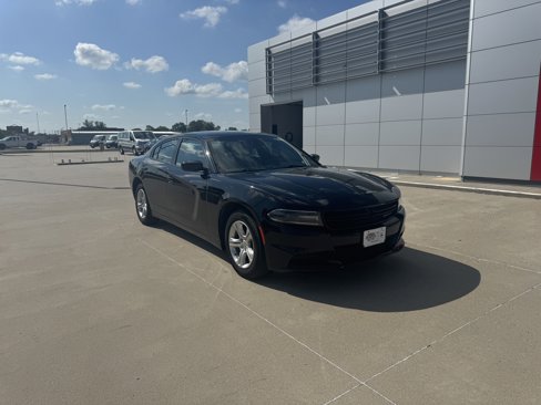 Used 2019 Dodge Charger SXT image 2