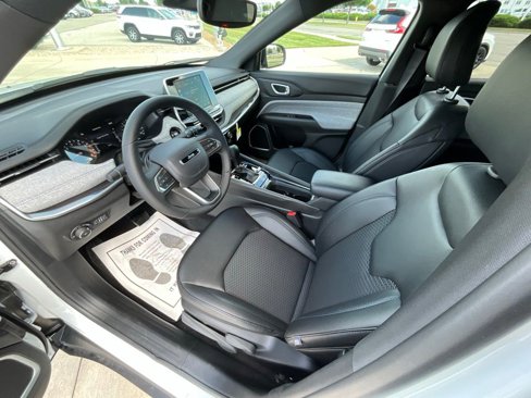 New 2025 Jeep Compass Latitude image 14