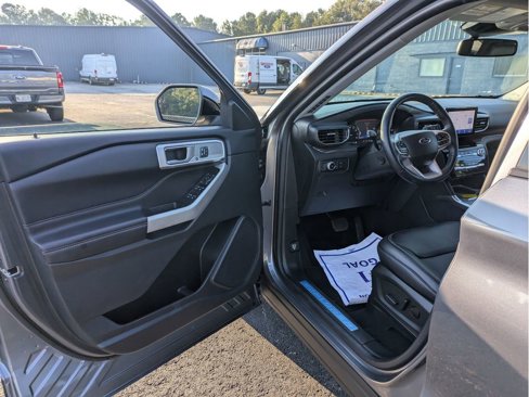 Certified 2022 Ford Explorer Limited w/ Equipment Group 301A image 13