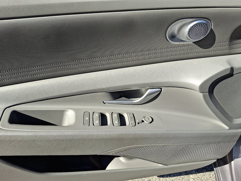 Used 2024 Hyundai Elantra SEL image 13