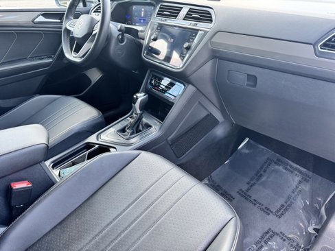 Certified 2022 Volkswagen Tiguan SE image 11