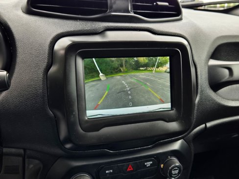 Used 2020 Jeep Renegade Latitude w/ Cold Weather Group image 25
