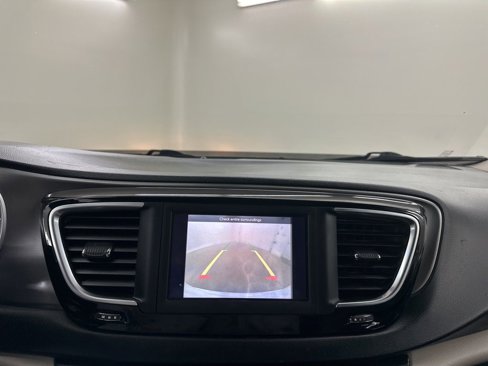 Used 2020 Chrysler Pacifica Touring-L image 38