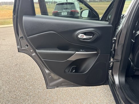Used 2019 Jeep Cherokee Limited image 34