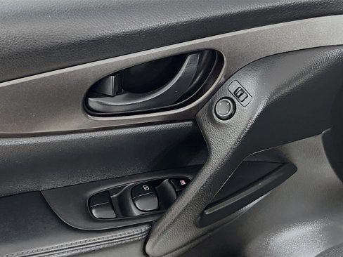 Used 2020 Nissan Rogue Sport S image 17