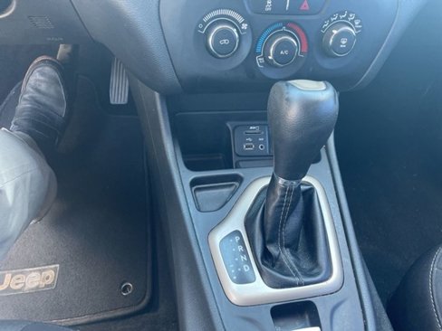 Used 2015 Jeep Cherokee Sport image 12