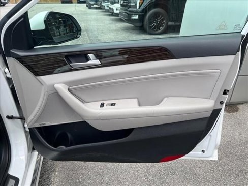 Used 2016 Hyundai Sonata Limited w/ Option Group 02 image 15