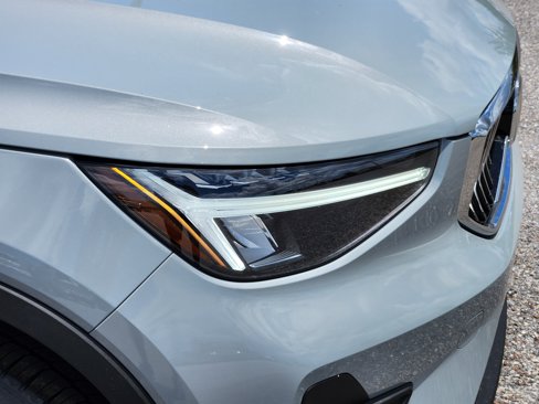 New 2025 Volvo XC40 B5 Core w/ Climate Package image 9