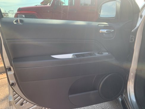 Used 2016 Jeep Compass High Altitude image 12