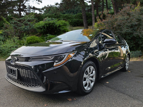 Used 2022 Toyota Corolla LE image 3