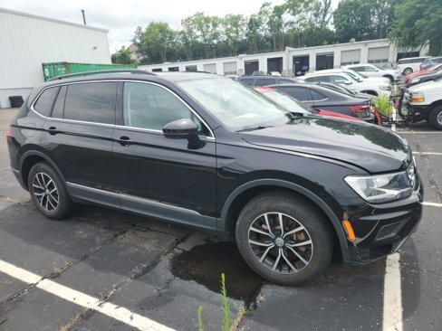 Used 2021 Volkswagen Tiguan SE w/ Panoramic Sunroof Package image 2