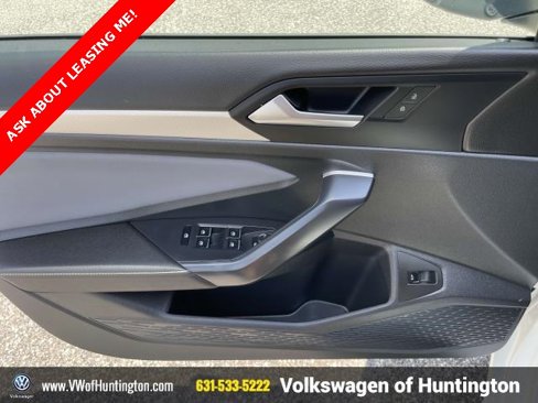 Certified 2025 Volkswagen Jetta SE w/ Sunroof Package image 14