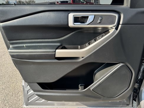 Used 2022 Ford Explorer XLT w/ Equipment Group 202A image 10