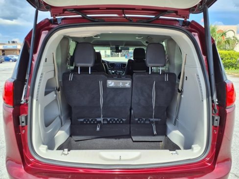 Used 2018 Chrysler Pacifica Touring-L Plus image 19