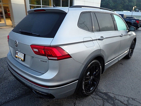 Used 2022 Volkswagen Tiguan SE R-Line image 2