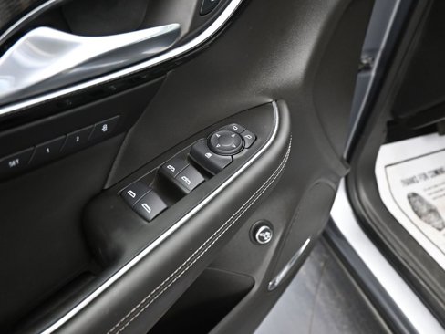 Used 2021 Buick Envision Essence w/ Technology Package I image 10