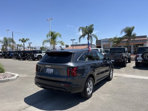 Used 2023 Kia Sorento LX image 8