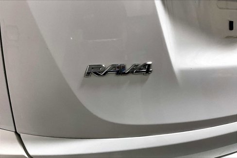 Used 2018 Toyota RAV4 LE image 9