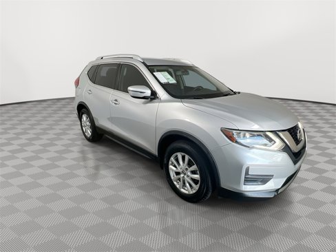 Used 2017 Nissan Rogue SV image 2