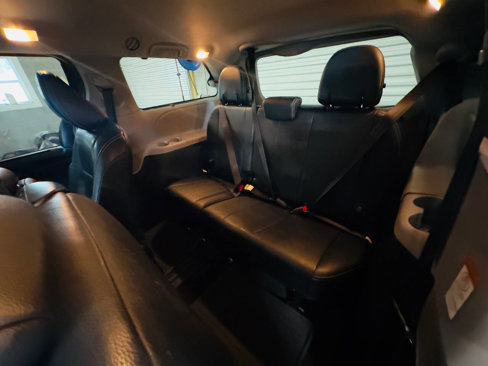 Used 2018 Toyota Sienna SE image 10