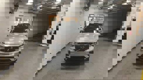 Certified 2025 Volvo XC40 B5 Core image 1