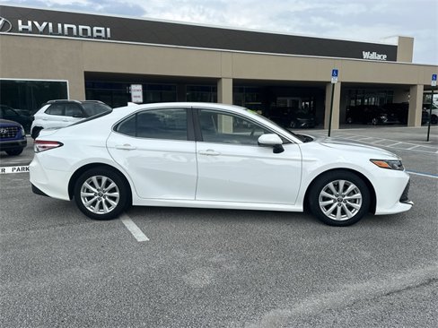 Used 2020 Toyota Camry LE image 5