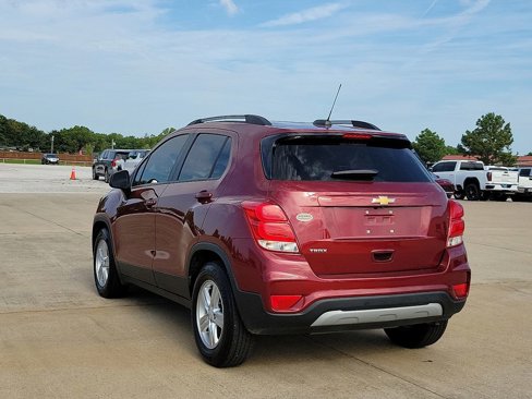 Used 2021 Chevrolet Trax LT w/ LT Convenience Package image 4