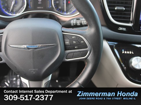 Used 2017 Chrysler Pacifica Touring-L image 14