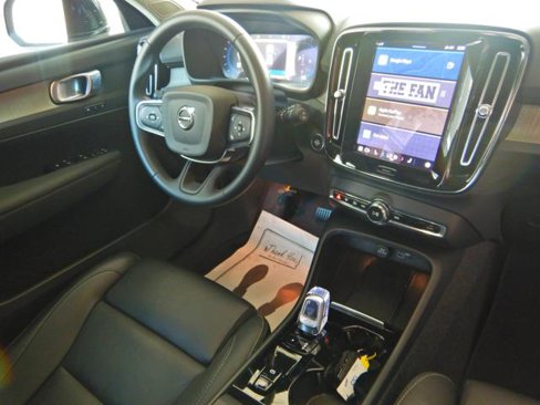 Used 2025 Volvo XC40 B5 Plus image 12