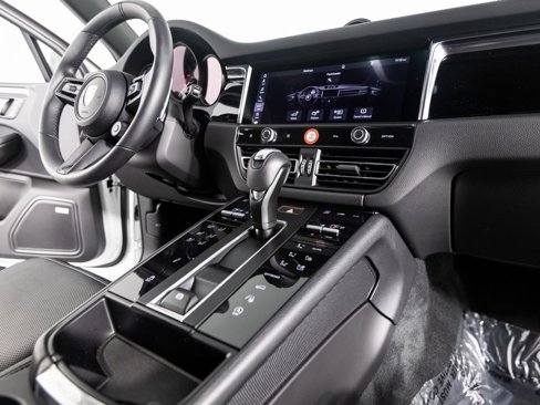 Certified 2025 Porsche Macan Turbo image 37