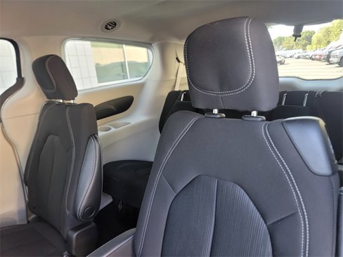 Used 2022 Chrysler Voyager LX image 12