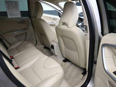 Used 2016 Volvo XC60 T6 w/ Proximity Package image 24