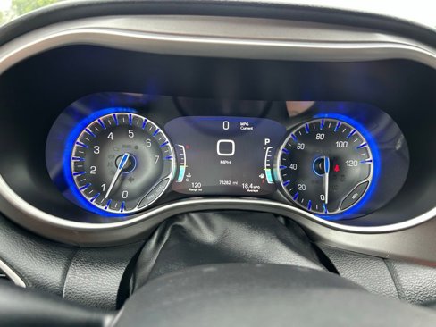 Used 2023 Chrysler Pacifica Touring-L image 21