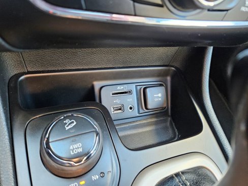 Used 2015 Jeep Cherokee Limited w/ Luxury Group image 28